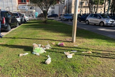 Sporcaccioni in pieno centro di Galatina. Sono stati inquadrati dalle videocamere comunali?