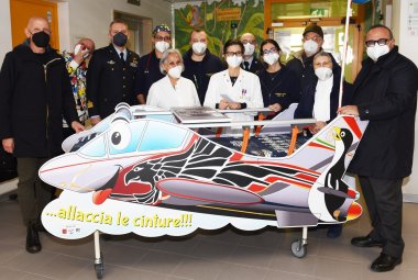 Gli uomini dell'Aeroporto di Galatina donano una ludobarella all'Oncologico pediatrico del Fazzi