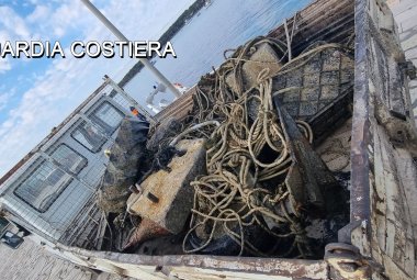 Ormeggi abusivi a Porto Cesareo, rimossi 50 corpi morti e 4 relitti