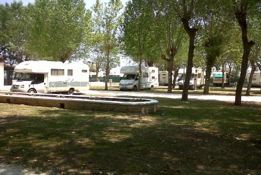 Area di sosta per i camper nel bosco di Rauccio, Lecce premiata dai produttori di caravan
