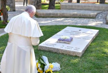 Ad ascoltare bene si sente forte l’esortazione che parte da Alessano, da una tomba viva: “In piedi operatori di pace”