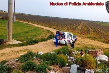 La Polizia Locale di Galatina fotografa e sanziona gli sporcaccioni