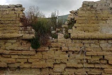 Salvare (con l'esproprio) le mura di Acaja