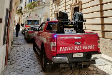 Sale sul tetto di casa per buttarsi di sotto, la Polizia lo salva
