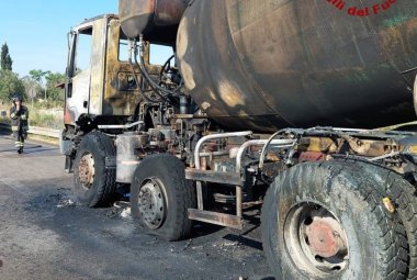 In fiamme un'autobetoniera sulla 101 nei pressi dello svincolo per Galatina Collemeto