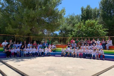 Sui gradoni i colori dell'arcobaleno