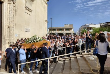 "Buon viaggio, bomber". In centinaia per l'addio a Tony Vantaggiato