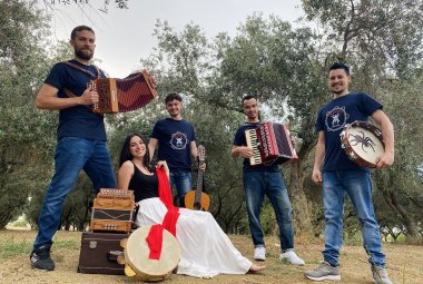 Gli "Arakmea Salentina", cinque amici che cantano, suonano, ballano, urlano, si muovono e ridono