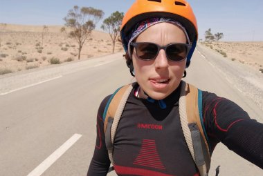Vincenza Lofino dalla Tunisia a Milano in bicicletta passando per Lecce per raccogliere fondi