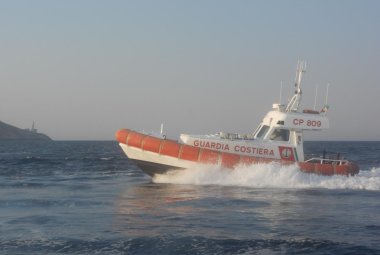 La tramontana spinge la barca verso gli scogli, interviene la Guardia Costiera di Otranto per rimorchiarla
