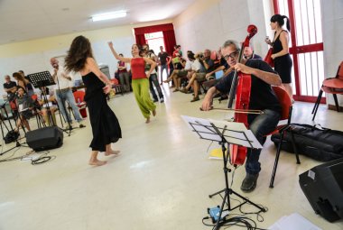 Prove aperte dell'Orchestra Popolare "La Notte della Taranta" con Giovanni Sollima