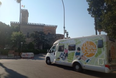 A Galatina l’ApeBiblioCamper di LibrInGiro 