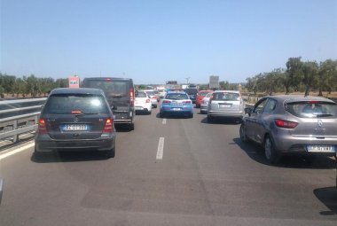 Ambulanza di Galatina bloccata sulla Lecce-Gallipoli viene scortata da una Volante fino al 'Fazzi'