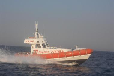 Paura a due miglia da Otranto, va a fuoco un '15 metri'. Salvati dalla Guardia Costiera gli 11 naviganti
