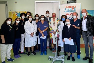 L'Associazione Cuore e mani aperte dona un rilevatore di vene alla Pediatria del Fazzi
