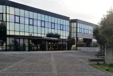 Un "volontario" staziona negli Uffici comunali di Galatina. A che titolo?