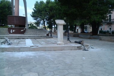 Pericoli e degrado nel piazzale della Stazione. Nessuno vede?