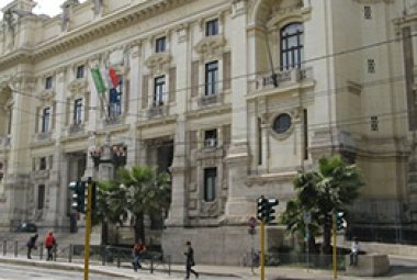 Studenti sparano ad una docente con una pistola ad aria compressa, il Ministro convoca la Preside