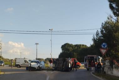 Un ferito trasportato al Fazzi dopo essere stato estratto dalla sua auto rovesciatasi in seguito all'impatto con un altro mezzo sulla Noha Aradeo