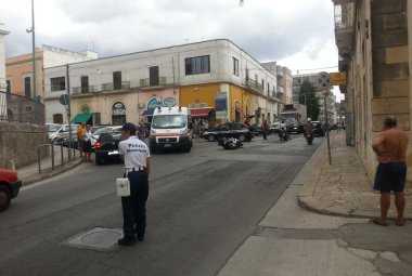 Scontro fra scooter e auto, un ferito