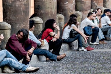 "Hai fra 24 e 35 anni e sei un NEET (laureato disoccupato)? Puoi avere uno stipendio per sei mesi"