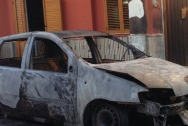 Va a fuoco un'auto, paura nella notte a Copertino