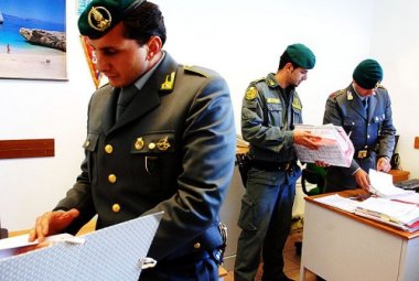 Non avrebbe denunciato ricavi per 1200000 euro. Denunciata una grossista di prodotti per l'igiene
