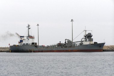 Nave cementiera bloccata nel porto di Gallipoli