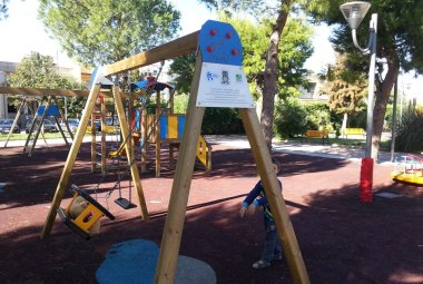 Un'altalena 'fatta' con i tappi