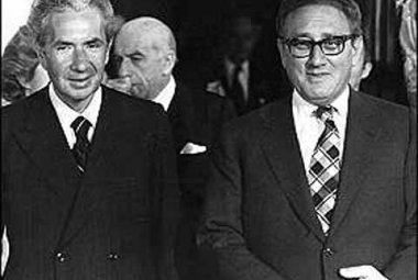 "Lei deve smettere di perseguire il suo piano politico per portare tutte le forze del suo Paese a collaborare direttamente". Chi minacciò Aldo Moro?