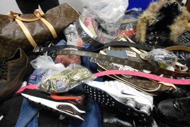 I Vigili sequestrano merce contraffatta al Quartiere fieristico. I venditori si danno alla fuga