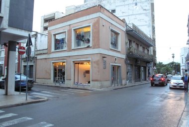 Vetrina sfondata e furto nella notte a 'Corso Porta Luce 31'. Lo sconforto dei titolari