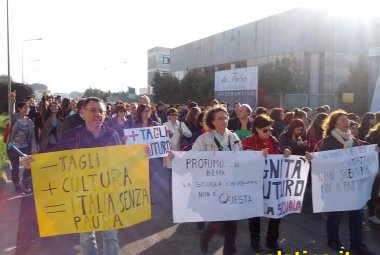 'Profumo di beffa, la scuola che vogliamo non è questa'. In corso a Galatina la manifestazione di studenti e docenti