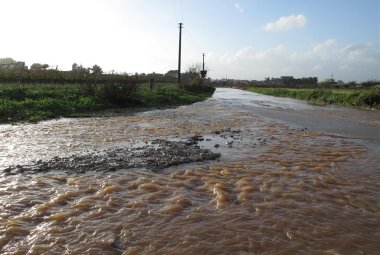 Un fiume di fango invade Collemeto e la Provincia mette i cartelli di pericolo in caso di pioggia