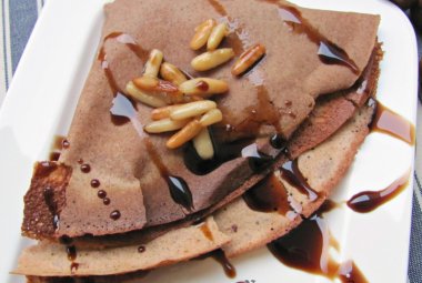 Crepes con farina di castagne e pinoli caramellati