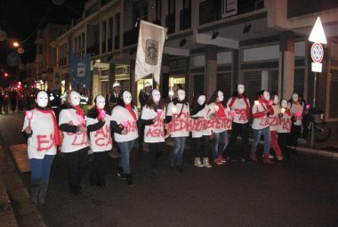 Rosso, il colore della lotta. Contro la violenza.