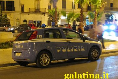 Ferisce il figlio della convivente e oppone resistenza agli agenti. Arrestato