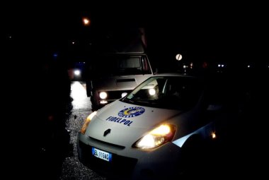 Si spaventano e abbandonano un furgone carico di pannelli fotovoltaici, probabilmente rubati