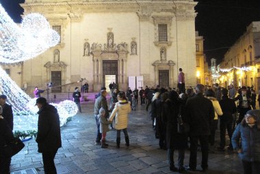 Centinaia di persone nel centro storico chiuso ed animato