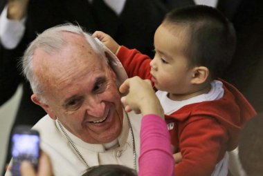 Papa Francesco festeggia il suo 77° compleanno con quattro persone senza fissa dimora
