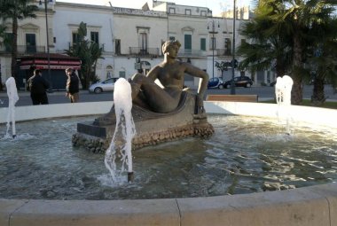"Babbo Natale esiste ed io lo so". L'acqua è tornata nella fontana della 'Lampada senza luce' 