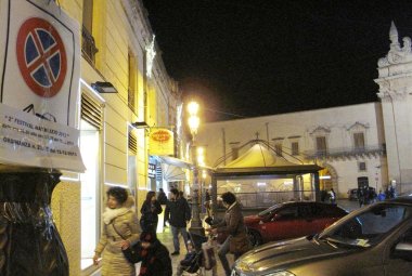 Pulizia delle strade impossibile con le auto parcheggiate ai lati. Con chi vogliamo prendercela?