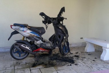 A fuoco nella notte lo scooter parcheggiato davanti all'ingresso di casa di un imprenditore galatinese