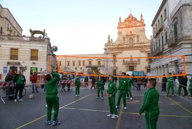 Piazza San Pietro bianco-verde per un pomeriggio