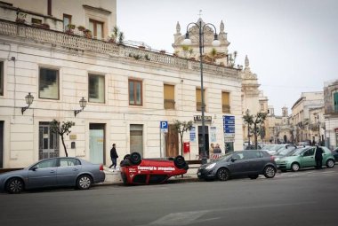 Metti un giorno una macchina sottosopra
