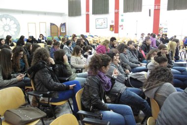 "Il mondo si cambia a scuola". Non molliamo!