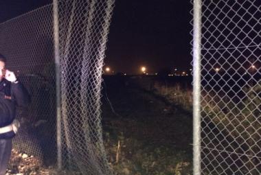 Tagliano la rete e rubano i cavi. L'intervento di un agente costringe i ladri alla fuga