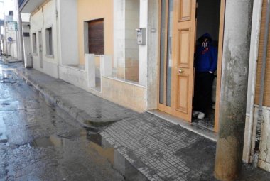 "Via Val d'Aosta viene invasa dai liquami e nessuno si preoccupa di igienizzare la zona"