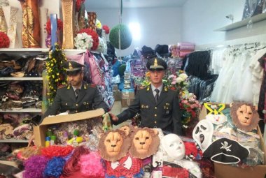 Tutela dei consumatori, sequestrati a negozio cinese 1400 articoli di carnevale