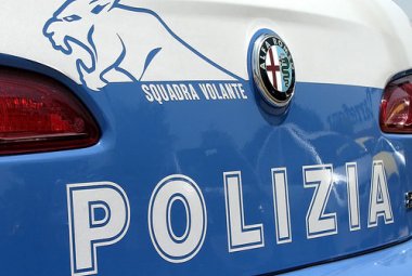 Cercano di vendere falsi gioielli ai passanti, denunciati due rumeni
